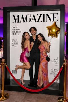 Amis en soirée dans la Box Magazine